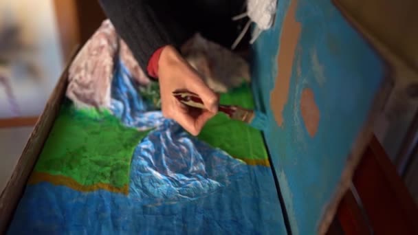 Εργασίες του κύκλου της ζωγραφικής μοντέλο νερού από μια γυναίκα. — Αρχείο Βίντεο