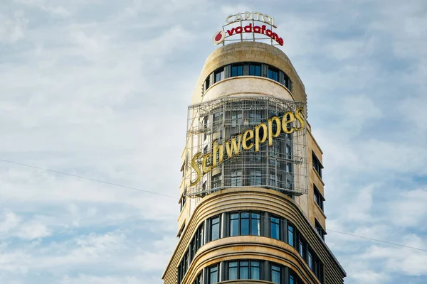 MADRID, HISZPANIA, 26 GRUDNIA 2019: Słynny budynek Scheweppes na Gran Via — Zdjęcie stockowe