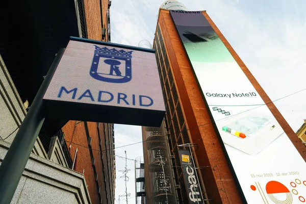 MADRID, ESPAÑA, 26 DE DICIEMBRE DE 2019. Signo de neón contra un cielo azul en la parte superior de la tienda Fnac. — Foto de Stock