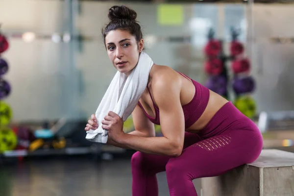 Femme au repos après des exercices au gymnase — Photo