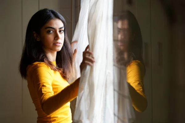 Pencereden bakarken İranlı kadın — Stok fotoğraf