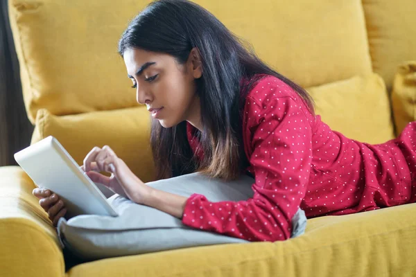Femme persane à la maison en utilisant une tablette numérique — Photo