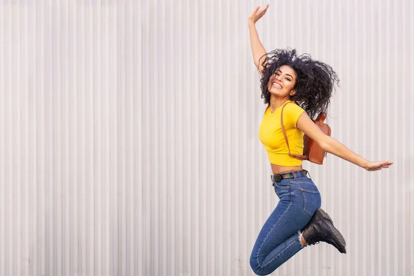 Mujer árabe feliz saltando en el fondo urbano . —  Fotos de Stock