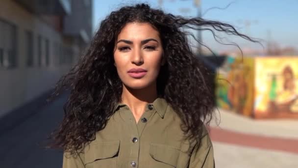 Молодая арабская женщина двигает свои черные кудрявые волосы — стоковое видео