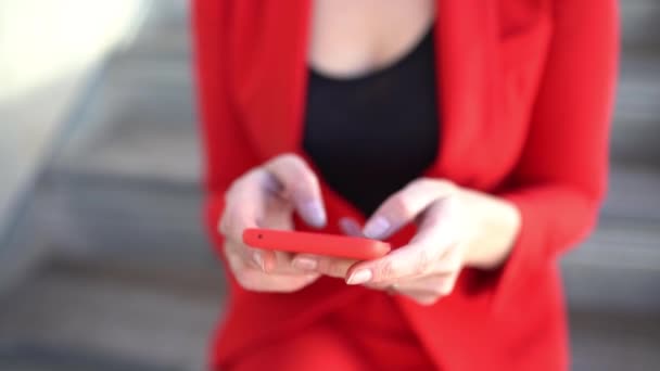 Gros plan des mains féminines à l'aide d'un smartphone à l'extérieur . — Video