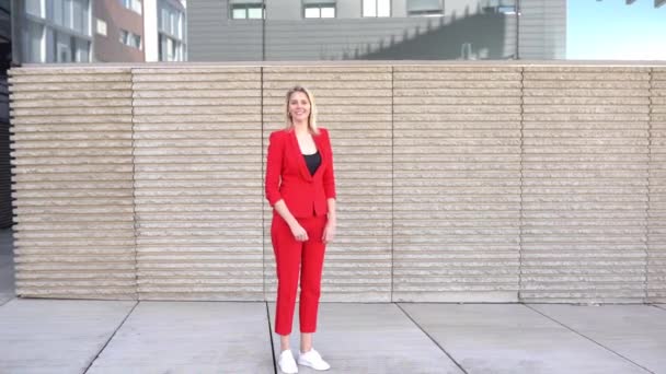 Femme d'affaires d'âge moyen sautant à l'extérieur d'un immeuble de bureaux . — Video