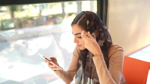 Mujer persa usando smartphone sentado en escalones urbanos — Vídeo de stock