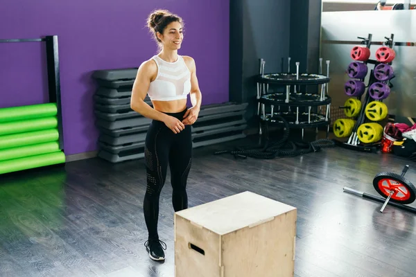 Γυμναστική γυναίκα άλμα σε ένα κουτί ως μέρος της ρουτίνας άσκησης. — Φωτογραφία Αρχείου