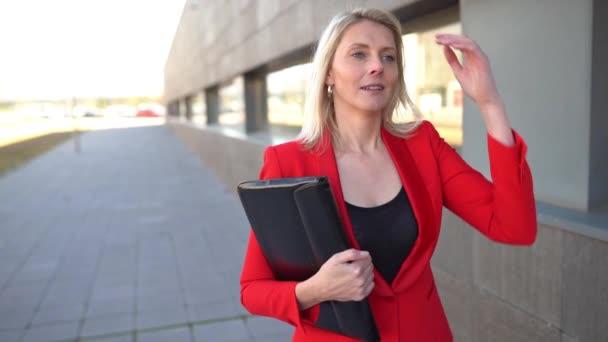 Empresaria de mediana edad parada fuera de un edificio de oficinas . — Vídeos de Stock