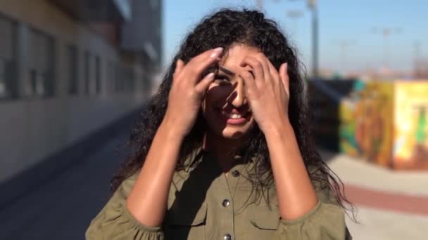 Jong Arabisch vrouw verplaatsen haar zwart krullend haar — Stockvideo