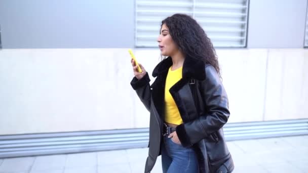 Jong Arabisch vrouw opnemen voice note met haar smartphone. — Stockvideo