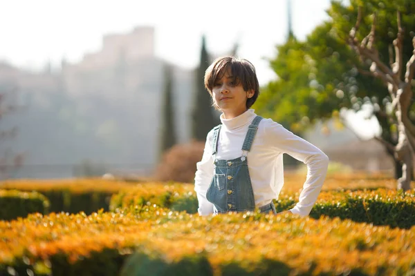 Niña de ocho años divirtiéndose en un parque urbano —  Fotos de Stock