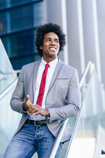 Black Businessman with afro hair standing outdoors. — Stock fotografie