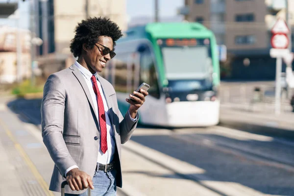 Black Businessman wearing suit waiting his train — Stock fotografie