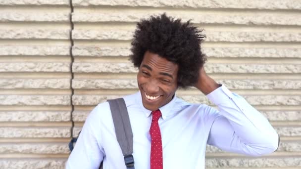 Homem negro feliz a sorrir ao ar livre. Cara com cabelo afro . — Vídeo de Stock