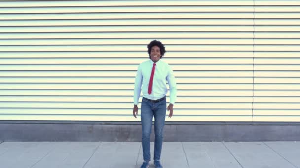 Black Businessman jumping outdoors. Man with afro hair. — Stock video