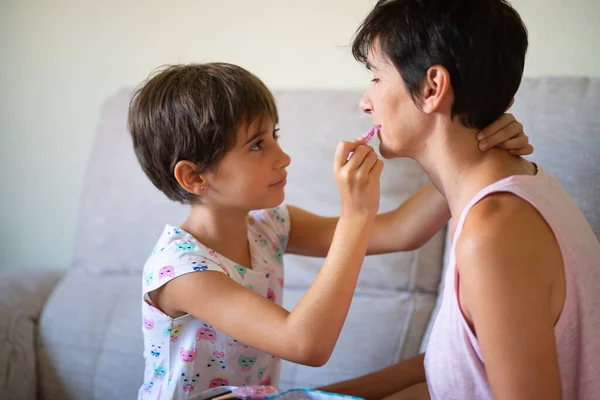 Mãe e sua filhinha fazendo as pazes um pelo outro — Fotografia de Stock