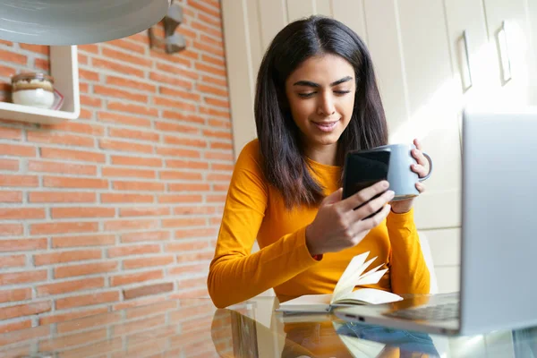 Arquitecta que trabaja en casa con una laptop y planos — Foto de Stock