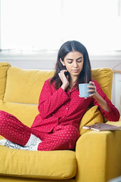 Žena doma na čaj a čtení — Stock fotografie