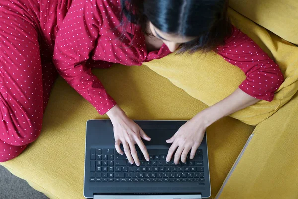 Femme persane à la maison en utilisant un ordinateur portable — Photo