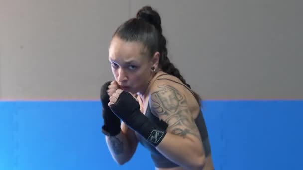 Профессиональная женщина занимается теневым боксом — стоковое видео