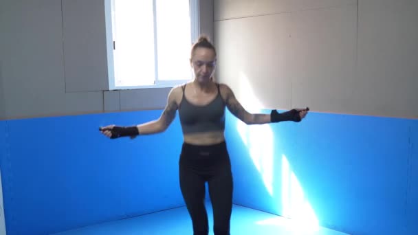 Fiatal női bokszoló ugrókötélen ugrál — Stock videók