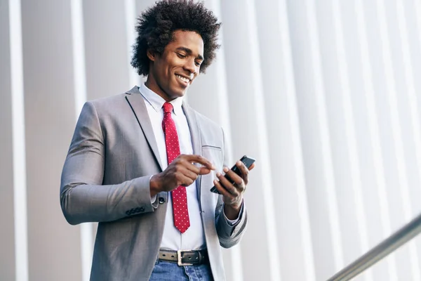 Smiling Black Businessman Using His Smartphone Office Building Man Afro — Stock Photo, Image