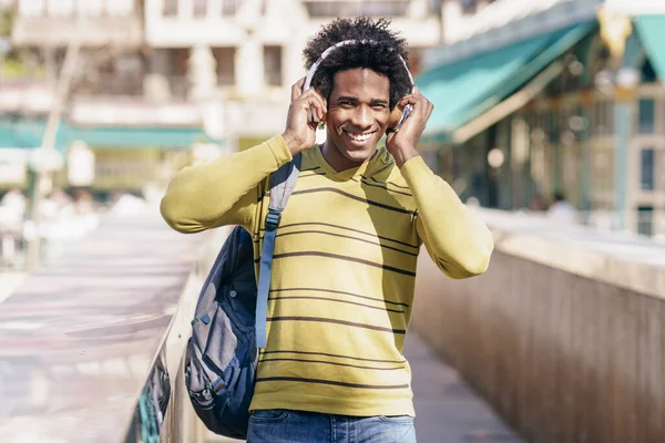 Homem Negro Com Cabelo Afro Ouvindo Música Com Fones Ouvido — Fotografia de Stock