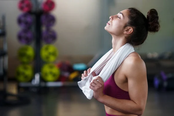 Woman Resting Exercises Gym White Towel — Stock Photo, Image