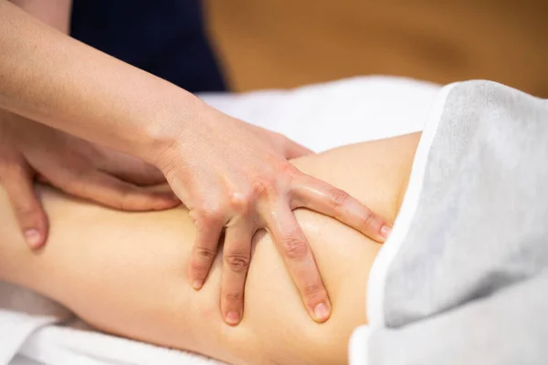 Massage Médical Jambe Dans Centre Physiothérapie Physiothérapeute Féminine Inspectant Patiente — Photo