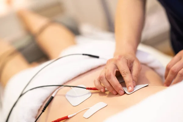 Fisioterapeuta Aplicando Eletroestimulação Fisioterapia Para Uma Jovem Mulher — Fotografia de Stock