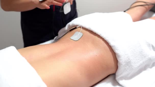 Elektrostimulation in der Physiotherapie für eine junge Frau — Stockvideo