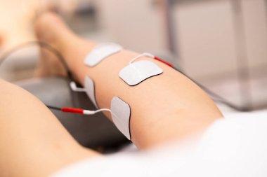 Genç bir kadına fizyoterapide elektro uyarı