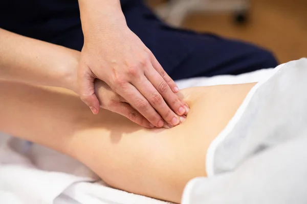 Masaje médico en la pierna en un centro de fisioterapia . — Foto de Stock