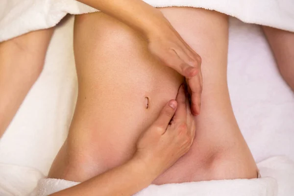 在物理治疗中心接受腹部按摩的妇女. — 图库照片