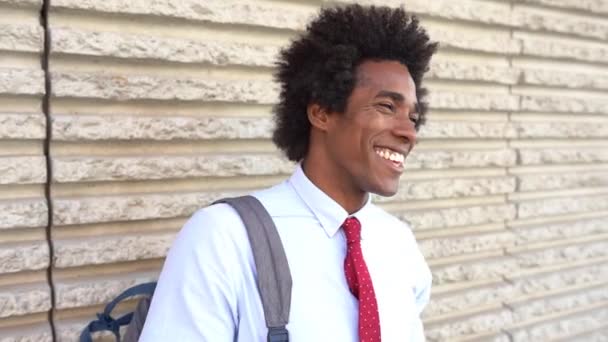 Feliz hombre negro sonriendo al aire libre. Chico con pelo afro . — Vídeos de Stock