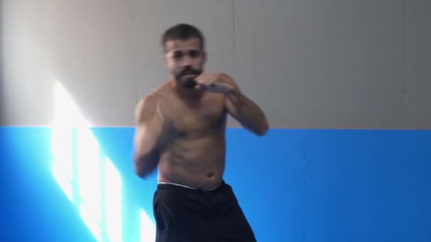 Homem profissional está praticando boxe sombra — Vídeo de Stock