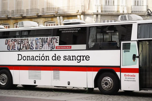 МАДРИД, SPAIN - JANUARY, 23RD, 2020: Червоний перехресний автобус, розташований у Мадриді, заохочує людей жертвувати кров "ю.. — стокове фото