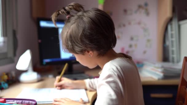 Negen jaar oud meisje studeren en dansen vanuit huis — Stockvideo