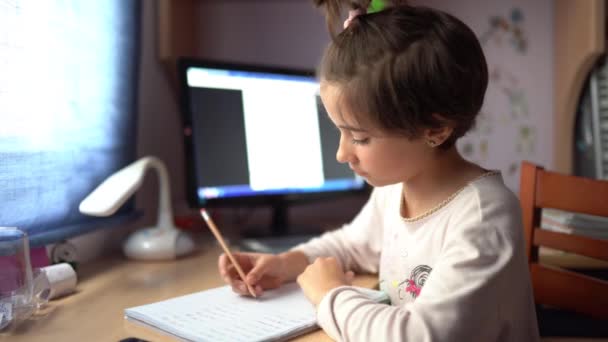 Dziewięć lat dziewczyna uczy się z domu — Wideo stockowe