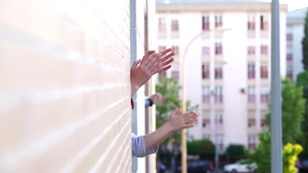 Gente aplaudiendo en la ventana en apoyo de gente que lucha contra el coronavirus — Vídeos de Stock