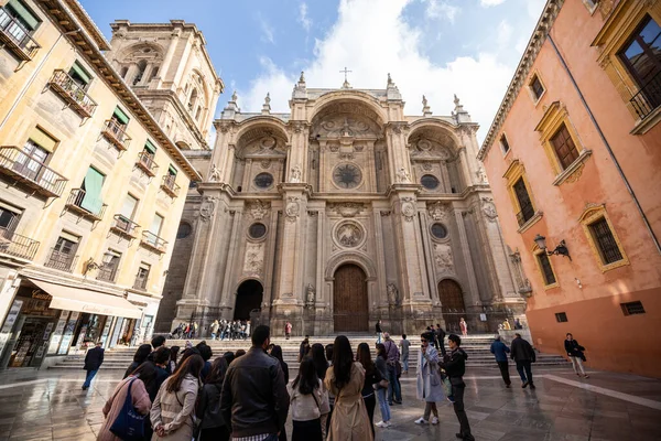 GRANADA, ANDALUSIA, ESPANHA. DEZEMBRO, 19th, 2020. Grupo de turistas japoneses assistindo a Catedral de Granada . — Fotografia de Stock