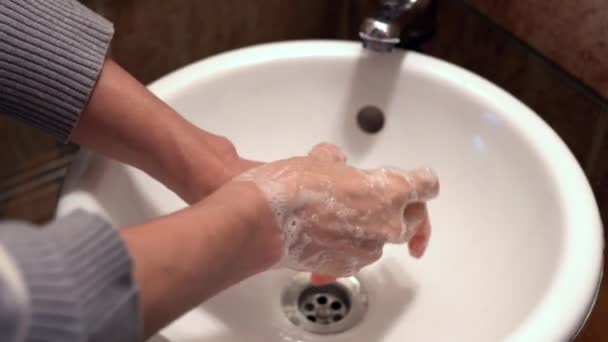 女性は手を洗うコロナウイルスのパンデミック予防として彼女の指をこすり — ストック動画