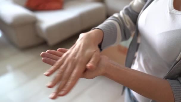 Mujer que usa gel de alcohol para limpiar las manos durante la cuarentena de Covid-19 . — Vídeos de Stock