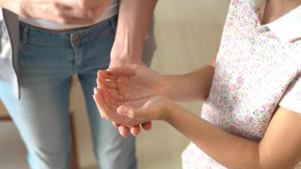 Mère aidant sa fille à désinfecter ses mains avec du gel alcoolisé — Video