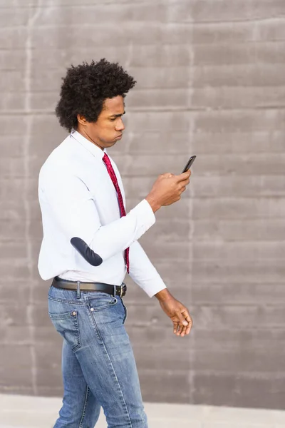 有关的黑人商人在户外使用智能手机 — 图库照片
