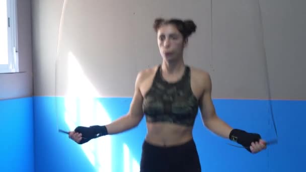 Молода жінка-боксер стрибає на пропускаючій мотузці — стокове відео