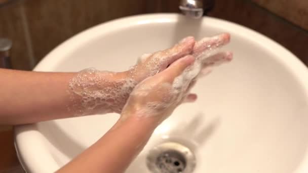 Chica lavándose las manos frotándose los dedos como una prevención pandémica del Coronavirus — Vídeo de stock