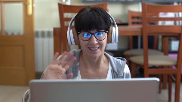Kvinna talar genom videokonferens med bärbar dator under karantän av Covid-19 — Stockvideo