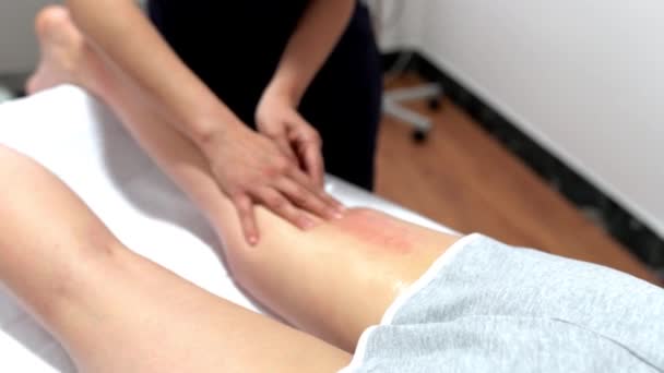 Medical massage at the leg in a physiotherapy center. — Stock Video